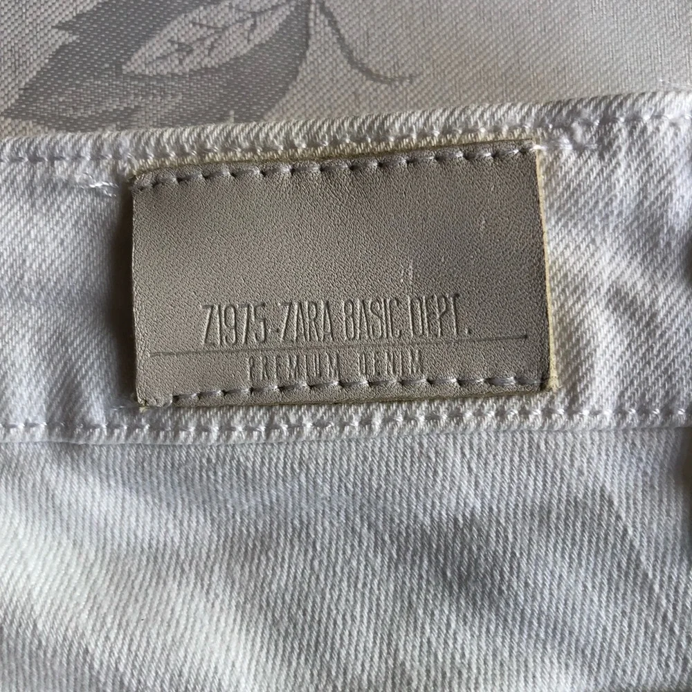 Zara Basic Denim White Embroidered Skinny Jeans Pants Women’s Size 8 Elastic